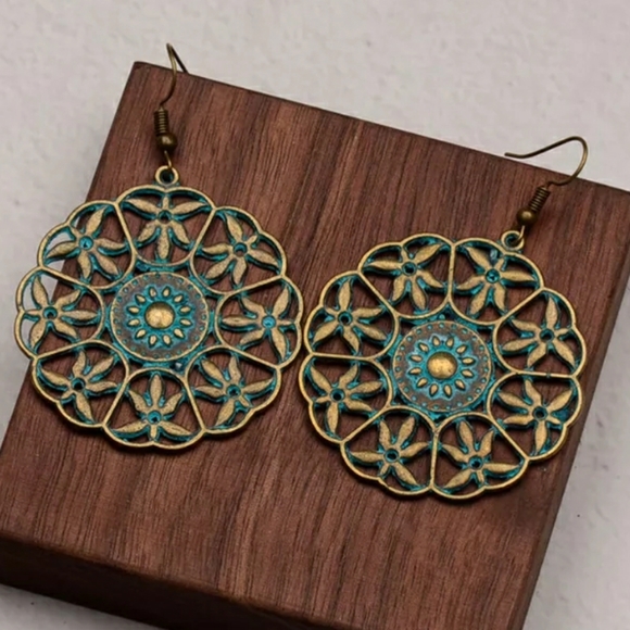 Jewelry - 2for $28 Hollow Flower Style Earring